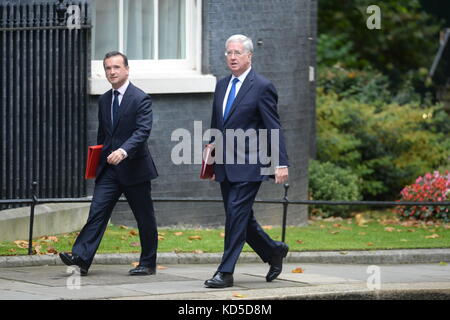 Il Segretario gallese Alun Cairns (sinistra) e il Segretario alla Difesa Sir Michael Fallon arrivano a Downing Street, Londra, per una riunione del Gabinetto. Foto Stock