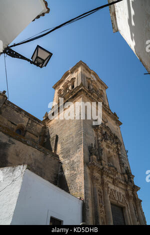 Iglesi de San Pedro in Arcos de la Frontera, una delle piccole città bianca di Andalusia, Spagna Foto Stock