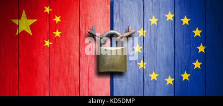 Relazioni tra Cina e Unione europea. Bandiere della Cina e dell'Unione europea su una porta di legno con lucchetto. illustrazione 3d. Foto Stock