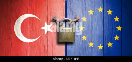 Turchia e relazioni con l'UE.Turchia e Unione europea bandiere su porta di legno con lucchetto. illustrazione 3d. Foto Stock