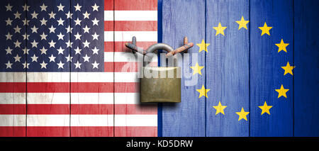 Relazioni tra Stati Uniti e Unione europea. Bandiere degli Stati Uniti d'America e dell'Unione europea su porte di legno con lucchetto. illustrazione 3d. Foto Stock