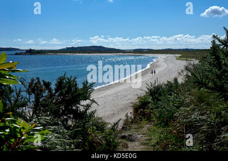 Giovane camminando lungo pentle bay,tresco,Isole Scilly,Isole britanniche Foto Stock