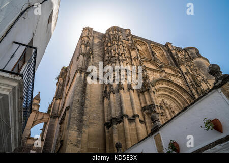 Chiesa dell Assunzione a Arcos de la Frontera, una delle piccole città bianca di Andalusia, Spagna Foto Stock