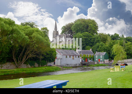 Vista panoramica del parco castletownroche e chiesa nella contea di Cork in Irlanda Foto Stock