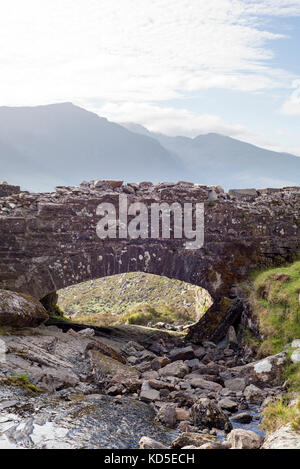 Ponte all'Conor Pass sul Ring di Kerry's wild atlantic modo Foto Stock