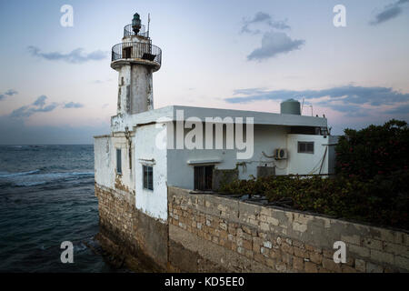 Tramonto al vecchio faro nel pneumatico, aspro, Libano Foto Stock