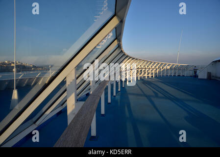 Guardando lungo la protezione sulla prua della Bretagna Traghetti Pont Aven traghetto mentre è inserito in Samtander, nel nord della Spagna Foto Stock