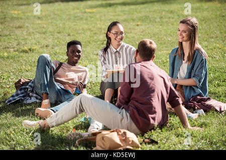 Multietnica gli studenti che studiano insieme Foto Stock