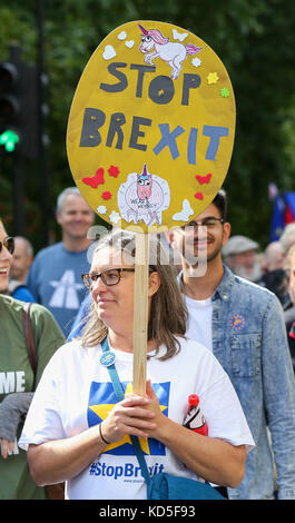 Migliaia di attivisti anti-Brexit prendono parte alla marcia popolare per l’Europa nella manifestazione pro-UE nel centro di Londra. La marcia e la manifestazione si stanno svolgendo contro la decisione Brexit del 2016 – un voto democratico del popolo britannico. Caratterizzato: Atmosphere Where: London, Regno Unito When: 09 Set 2017 Credit: Dinendra Haria/WENN.com Foto Stock