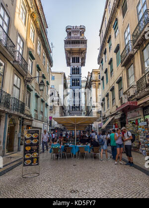 Lisbona, Portogallo - 13 giugno 2017: Elevador de Santa Justa nel centro di Lisbona, Portogallo. Foto Stock