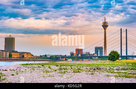 Guardando alla media del porto al fiume Reno a Dusseldorf in Germania. Foto Stock