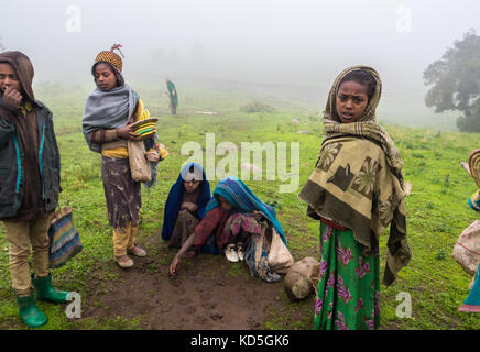 Montagne semien, Etiopia - Luglio 01, 2016: bambini in montagne semien, Etiopia, riproduzione di gioco della famiglia dei mancala, in un giorno di nebbia. Foto Stock