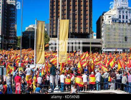 Madrid, Spagna. Il 7 ottobre, 2017. Manifestazione a Madrid. Migliaia di persone stanno dimostrando con la Spagna bandiere contro la Catalogna indipendenza. Foto Stock