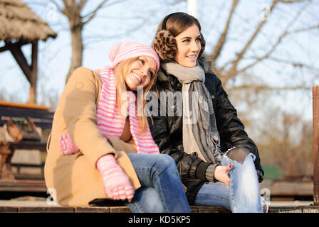 Due ragazze di trascorrere del tempo all'aperto Foto Stock