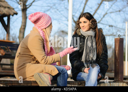 Due ragazze di trascorrere del tempo all'aperto Foto Stock