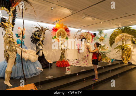 Visualizzazione dei costumi di carnevale in la casa del Carnevale, il museo espone la storia e memorabilia dell annuale Carnaval de Santa Cruz de Tenerife, Foto Stock