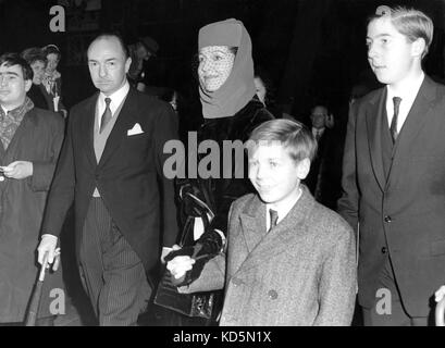 La Foto Deve Essere Accreditata ©Alpha Press 050000 27/10/1963 The Profumo Affair. John profumo partecipa al matrimonio a Londra. John profumo, ex Segretario di Stato per la guerra, ha partecipato al matrimonio a St.Barthelomew's a Smithfield, Londra di Miss marcia Hare e il suo primo cugino Michael Hare, figlio del presidente conservatore Lord Blackenham. John profumo con sua moglie Valerie Hobson e i loro due figli, Simon Anthony Clerveaux Havelock Allan, Mark Havelock Allan e David profumo lasciando la chiesa dopo la cerimonia 13/01/1965 Foto Stock