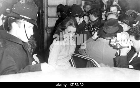 La Foto Deve Essere Accreditata ©Alpha Press 050000 29/06/1963 The Profumo Affair. Il caso contro il dottor Stephen Ward l'osteopath e l'artista hanno aperto presso la Marylebone Police Court di Londra. Dr Ward è uno dei personaggi principali della vicenda Pofumo. Christine Keeler è uno dei principali testimoni ha dato prova oggi Foto Stock