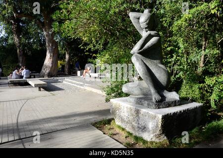 Statua nel parco giardino del Museo Calouste Gulbenkian Lisbona Foto Stock