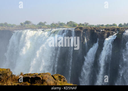 Victoria Falls o Mosi-oa-Tunya (il fumo che tuona), Zimbabwe, Sud Africa Foto Stock