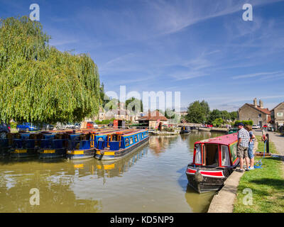 7 luglio 2017: Bradford on Avon, Somerset, Inghilterra, Regno Unito - Bradford on Avon Wharf, un tipico bacino del canale con chiatte colorate. Foto Stock