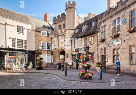 9 luglio 2017: Wells, Somerset, Inghilterra, Regno Unito - The Market Square in una mattinata di sole d'estate. Foto Stock