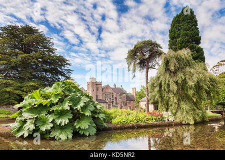 9 luglio 2017: wells, Somerset, Inghilterra, Regno Unito - Palazzo dei vescovi e giardini su una soleggiata giornata estiva. Foto Stock