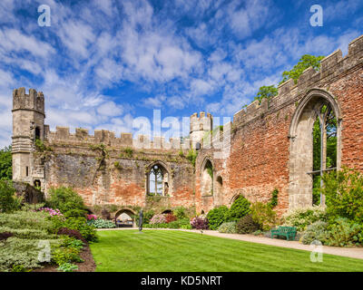 9 luglio 2017: wells, Somerset, Inghilterra, Regno Unito - le rimanenti pareti della sala banchetti, palazzo dei vescovi, pozzi, Somerset, Inghilterra, Regno Unito Foto Stock