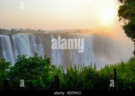 Tramonto su Victoria Falls o Mosi-oa-Tunya (il fumo che tuona), Zimbabwe, Sud Africa Foto Stock