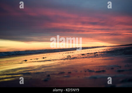 La riflessione del tramonto sull'oceano a Nelson Bay, Porto Santo Stefano, australia Foto Stock