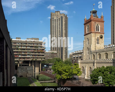 LONDRA, Regno Unito - 25 AGOSTO 2017: Vista della chiesa di St Giles Cripplegate nel Barbican Centre con uno dei blocchi residenziali della torre barbican nel b Foto Stock
