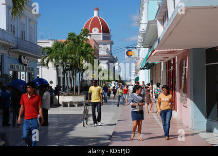 La strada dello shopping di città di Cienfuegos, Cuba Foto Stock