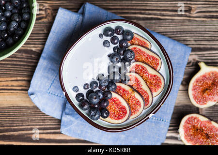 Deliziosa mirtillo e fig yogurt Foto Stock