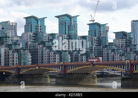 Moderni blocchi di alloggiamento sulle rive del fiume Tamigi a St George Wharf in centro a Londra Foto Stock