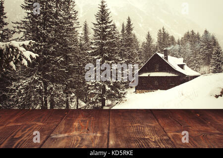 Tabella in inverno le montagne sullo sfondo Foto Stock