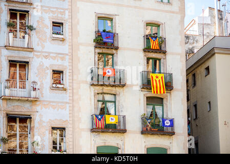 Edifici con bandiere catalane a Barcellona Foto Stock