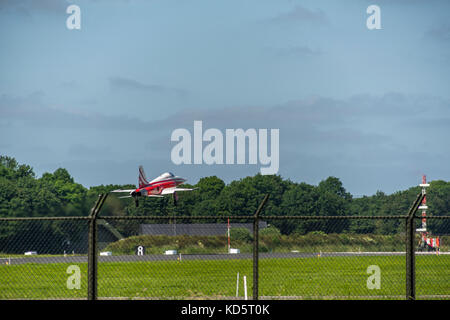 Un aereo della squadra aerobatica Patrouille Suisse atterra all'aeroporto militare di Leeuwarden. Foto Stock