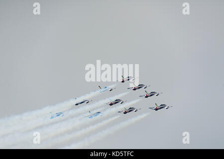 I membri della squadra aeronautica italiana Frecce Tricolore volano in formazione alla fiera aerea della Royal Netherlands Air Force presso la base aerea militare di Foto Stock