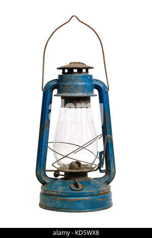 Oggetti isolati: molto vecchio e malandato rusty blu lampada a kerosene, su sfondo bianco Foto Stock