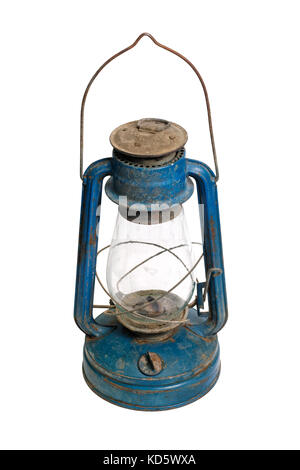 Oggetti isolati: molto vecchio e malandato rusty blu lampada a kerosene, su sfondo bianco Foto Stock