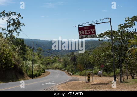 Café Rey, un pit stop sul percorso da San Jose per la Fortuna, Costa Rica, su una curva in strada. Foto Stock