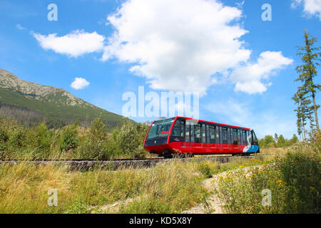 Stary Smokovec, Slovacchia - 28 agosto 2015: funicolare da Stary Smokovec a hrebienok montagna in Alti Tatra (Vysoke Tatry) Parco nazionale Foto Stock