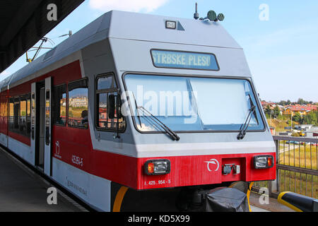 Poprad, Slovacchia - 27 agosto 2015: il moderno treno elettrico di tatra ferrovie elettriche, che serve Alti Tatra regione turistica, uscire da Poprad Foto Stock