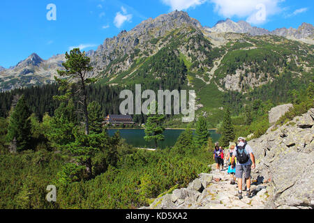 POPRADSKE PLESO - 27 AGOSTO 2015: I turisti amano il trekking estivo nel parco nazionale degli alti Tatra (Vysoke Tatry), Slovacchia Foto Stock