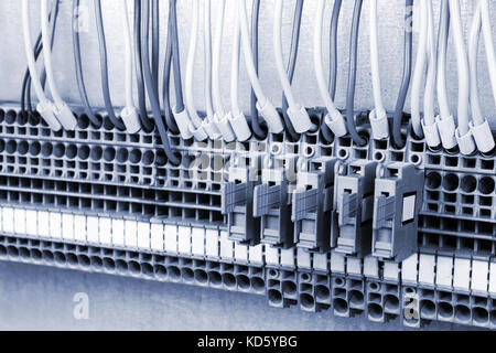 Molti fili elettrici nell'armadio di comando Foto Stock