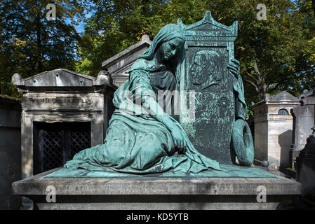 Tomba di Leon Philippe Beclard (1821-64), il ministro delle Finanze di Napoleone III nel cimitero di Pere Lachaise di Parigi, Francia. Foto Stock
