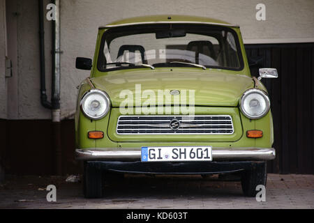 Giessen, Germania - 30 settembre 2017: la vista anteriore di una vecchia auto d'epoca dal marchio trabant in un parcheggio su Settembre 30, 2017 a Giessen. Foto Stock