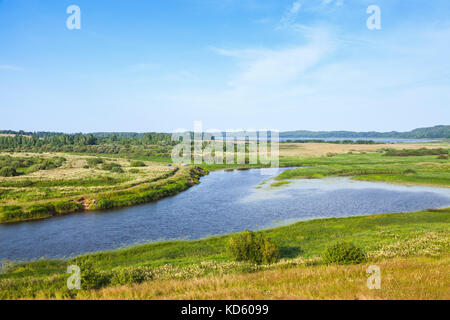 Svuotare rurali paesaggio russo. fiume sorot sotto blu cielo nuvoloso nel giorno di estate Foto Stock