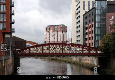 Fiume Irwell e storico ponte che collega Manchester con Salford con il nuovo Ordsall corda ponte della ferrovia dietro e appartamenti Foto Stock