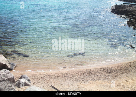 Piccola spiaggia fra le scogliere visto da sopra Foto Stock